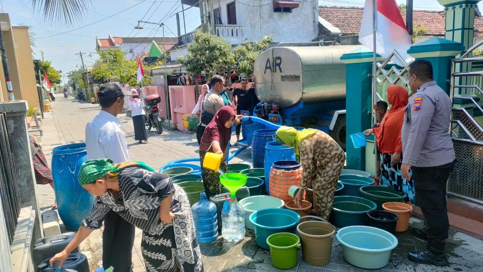 Alumni Akpol 95 Dropping Air Bersih di 8 Desa Kekeringan di Gresik