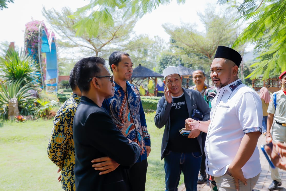Pemkab Gresik Upayakan Perbaikan Infrastruktur Jalan  Rusak ke Wisata Desa