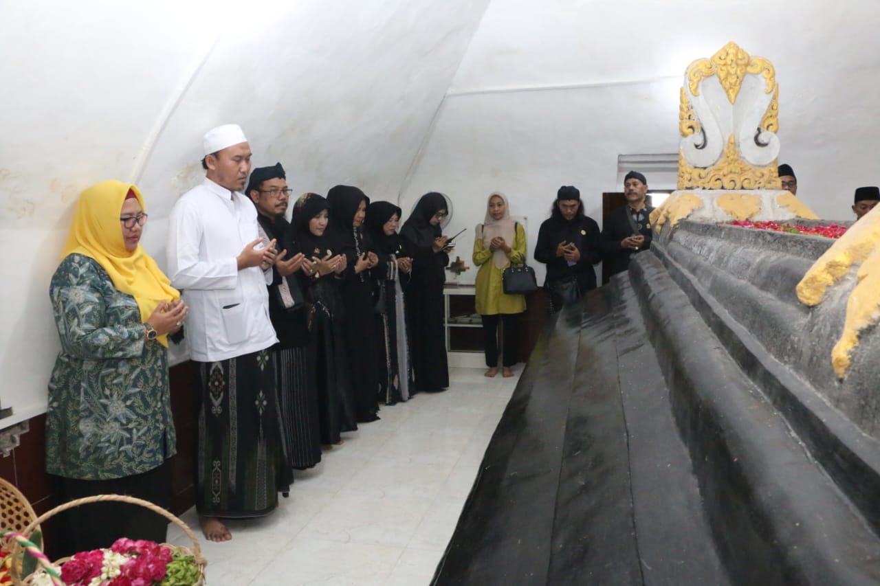Bu Min Minta Masyarakat Teladani Bupati Pertama Gresik KT Poesponegoro