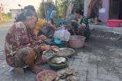 Nenek Usia Hampir Seabad Tekuni Kupas Kerang dengan Upah Rp 18 Ribu Sehari