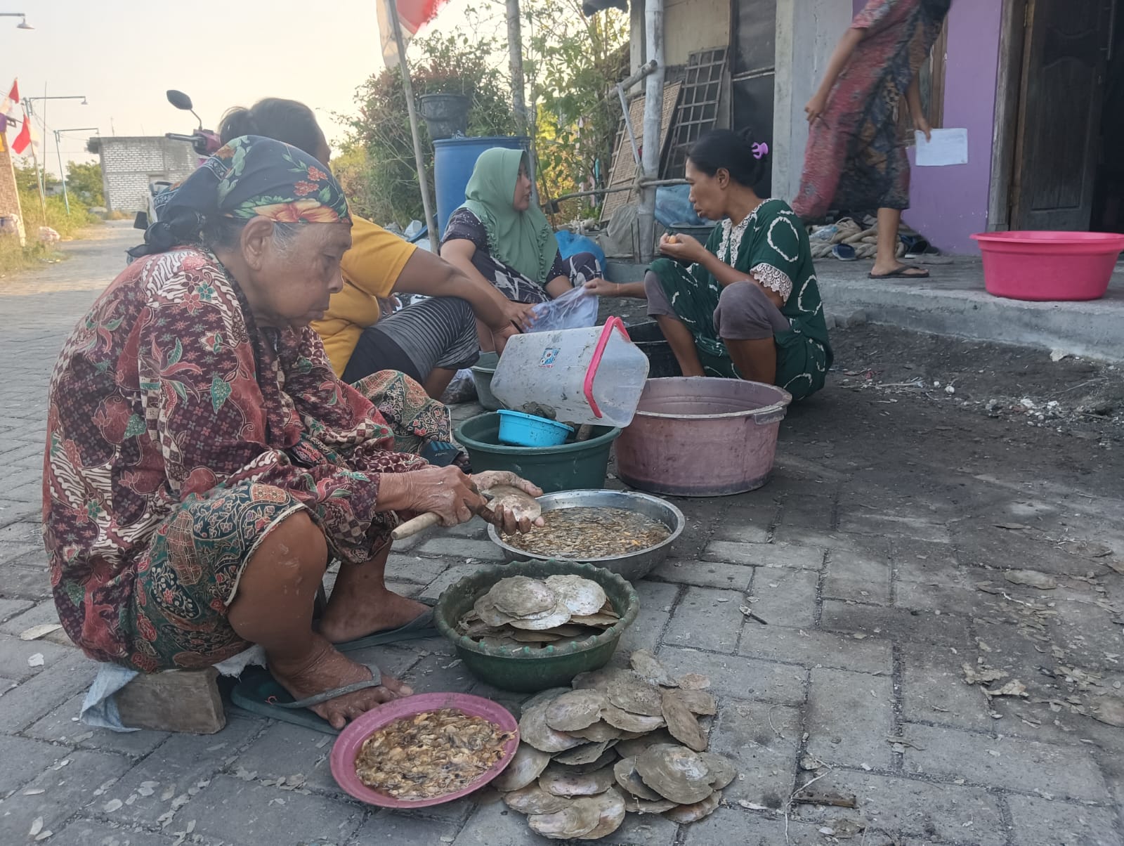 Nenek Usia Hampir Seabad Tekuni Kupas Kerang dengan Upah Rp 18 Ribu Sehari
