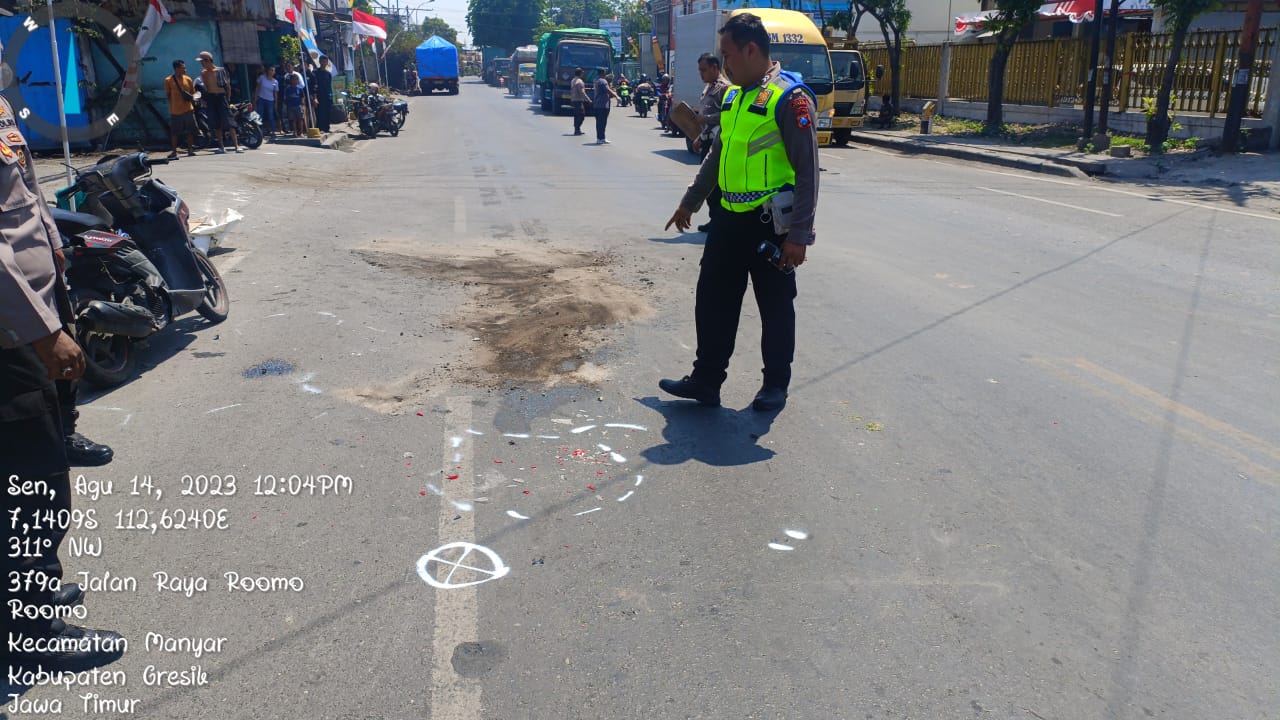 Senggolan, Pemotor Wanita Tewas Dilindas Truk di Gresik
