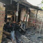 Diduga Konsleting Listrik, Rumah Semi Permanen Hangus Terbakar di Gresik