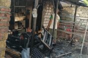 Diduga Konsleting Listrik, Rumah Semi Permanen Hangus Terbakar di Gresik