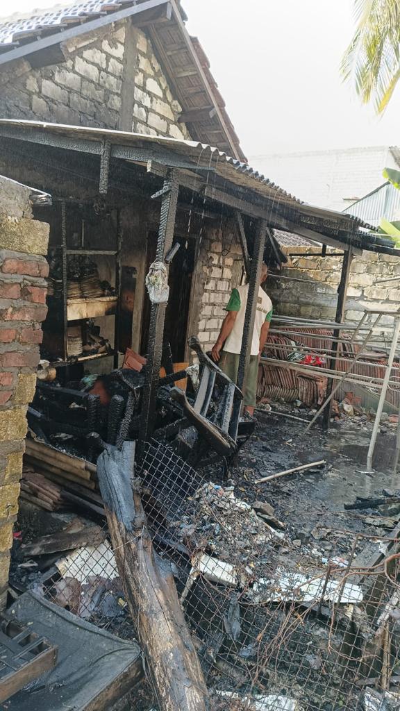 Diduga Konsleting Listrik, Rumah Semi Permanen Hangus Terbakar di Gresik