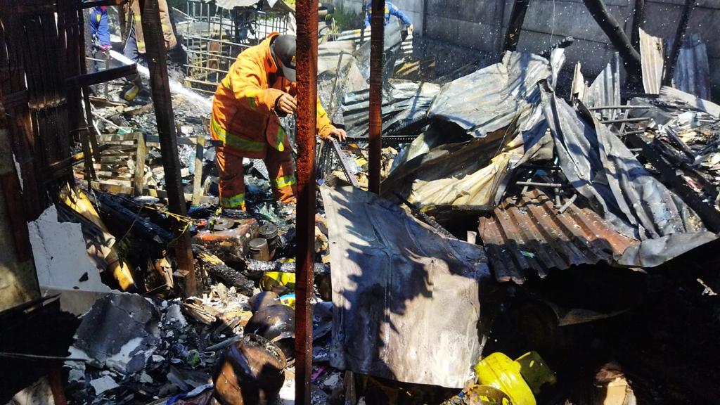 Ditinggal Pulang, Kios Ludes Terbakar di Jalan Raya Deandles, Manyar Gresik