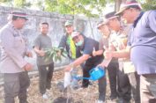 Aksi Nyata Peduli Lingkungan, Polres Gresik Tanam Ribuan Pohon