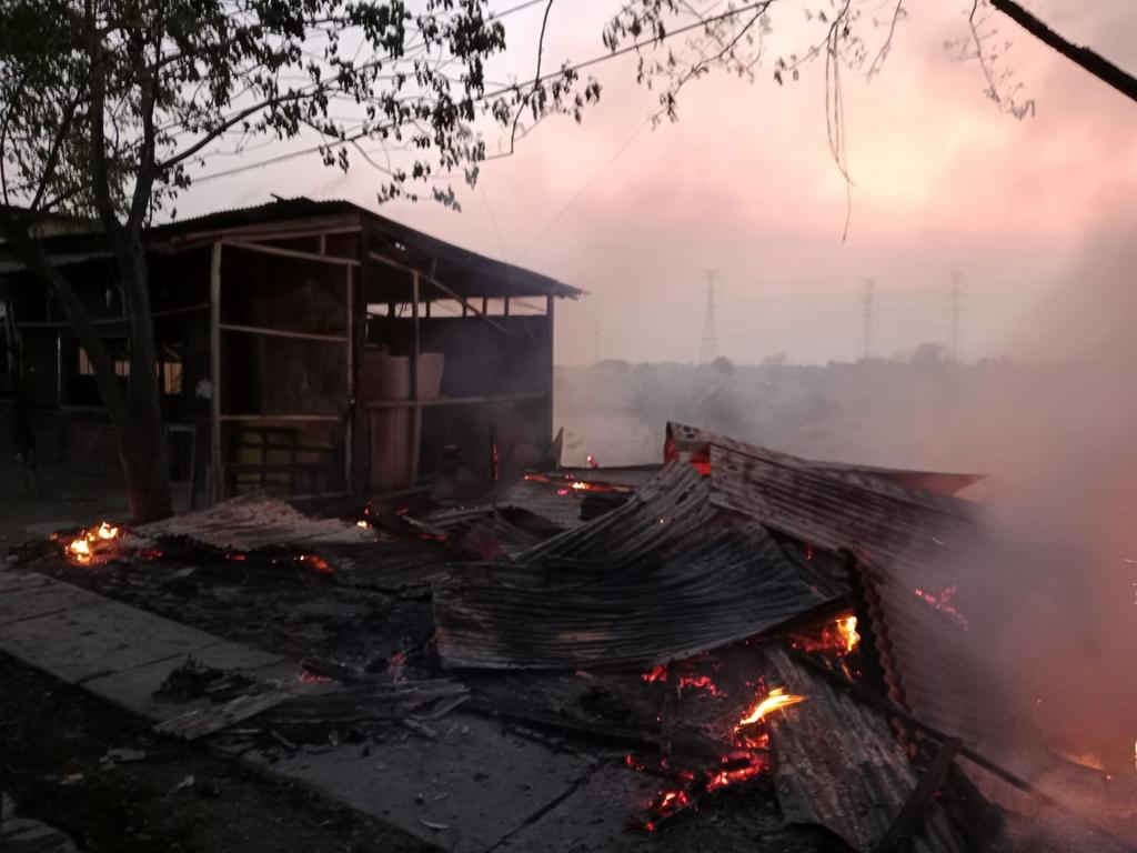 Diduga Konsleting Listrik, Warkop Semi Permanen Ludes Terbakar di Gresik