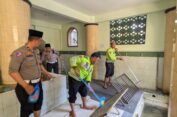 Satlantas Polres Gresik Baksos Bersihkan Tempat Ibadah