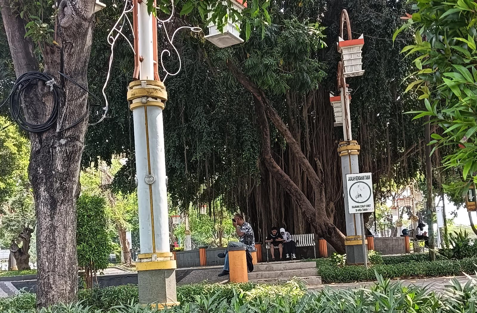 Penerangan Minim, Taman Bundaran GKB Gresik Jadi Tempat Pacaran