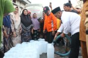BPBD Gresik dan Perumda Giri Tirta Droping Bantuan 6 Tangki dan 2 Tandon di  Desa Petisbenem