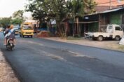 Salah Kebijakan, Jalan Kabupaten Gresik yang Baru Diperbaiki Rusak Lagi