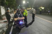 Melintas di Gresik Bawa 10 Botol Arak, Seorang Pria Diamankan Polsek Kebomas