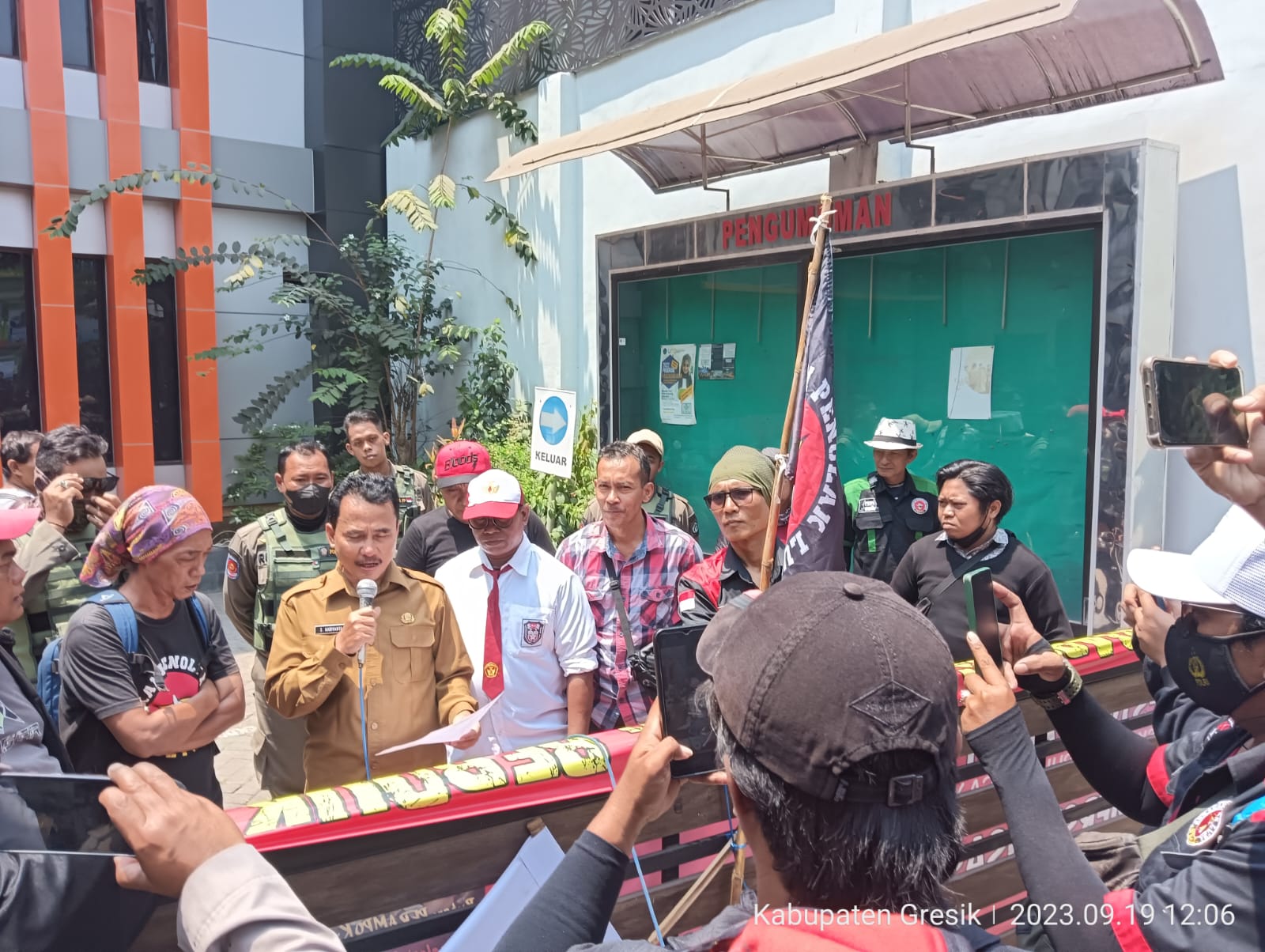 Aktivis Demo Dispendik Tuntut Hentikan Pungli di Gresik