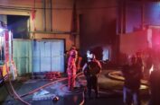 Setelah 7,5 Jam, Petugas Berhasil Padamkan Kebakaran Gudang Tiner dan Kabel di Gresik