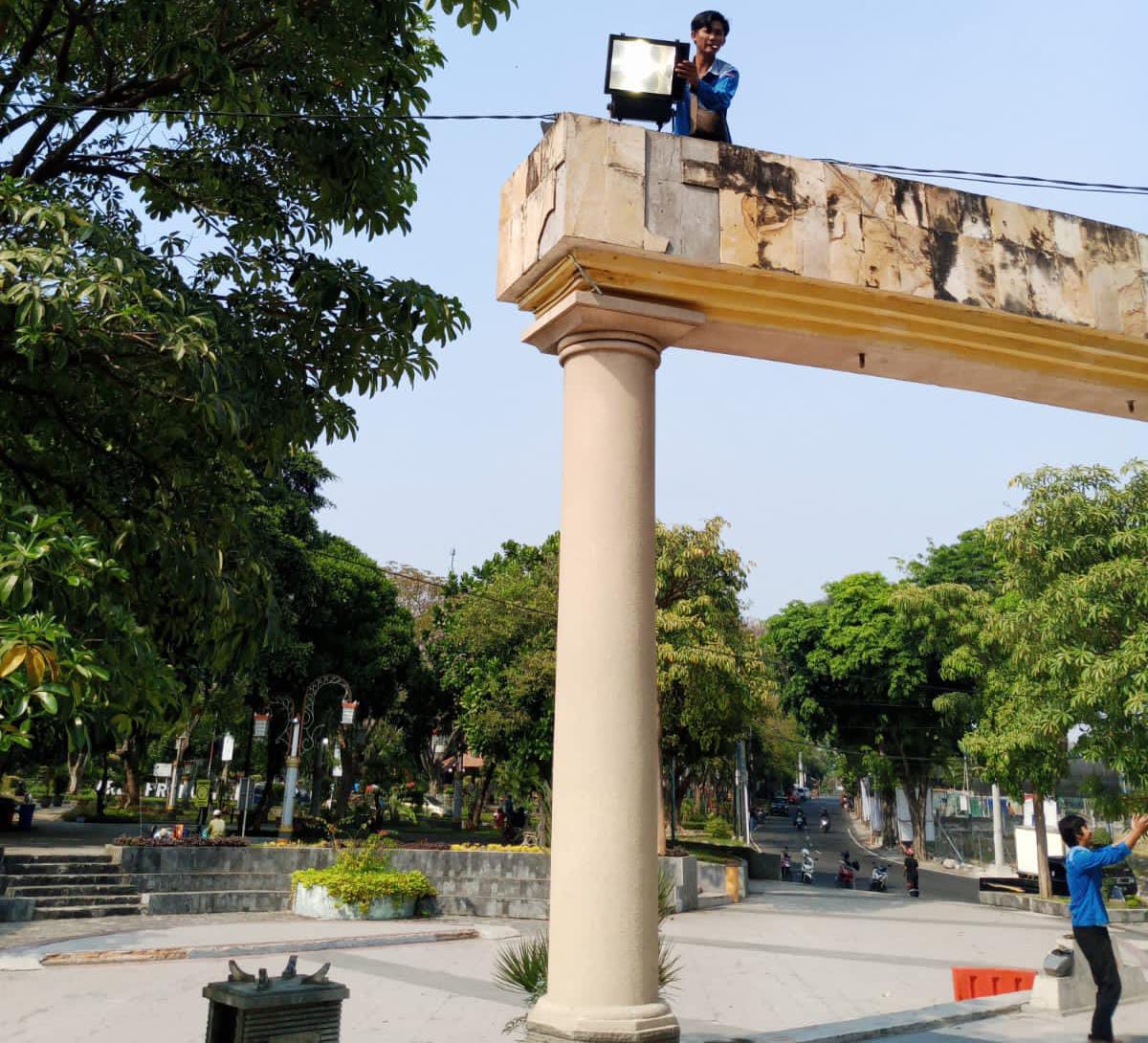 Taman Bundaran GKB Gelap Jadi Tempat Pacaran, Akhirnya DLH Gresik Tambahi Lampu Sorot