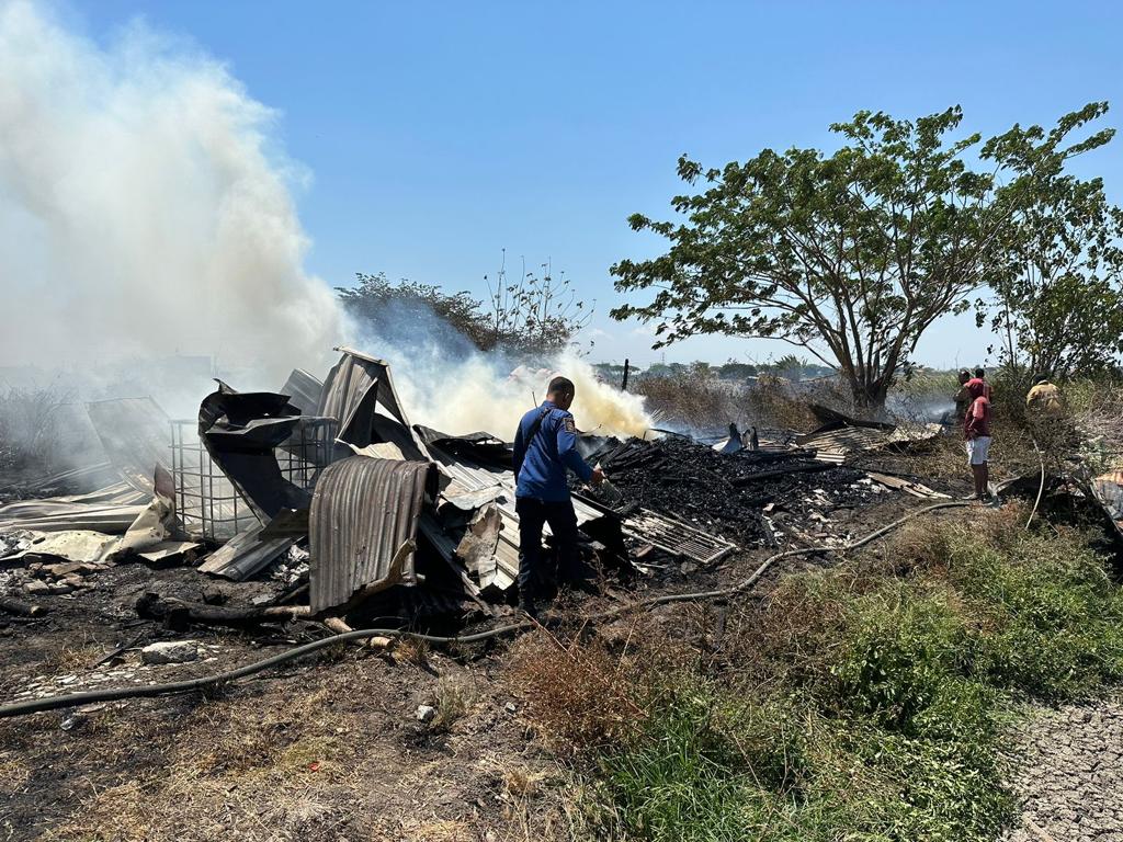 Kuli Tambak Bakar Rumput Ditinggal Salat, Gudang Pupuk dan Alat Tambak Hangus