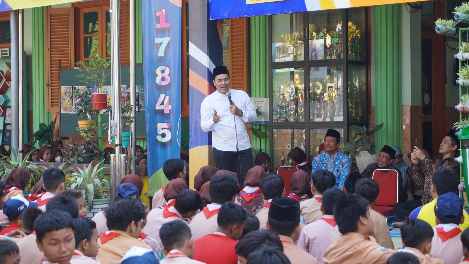 KPU Gresik Beri Sosialisasi Siswa SMPN 2 Gresik yang Belum Masuk Calon Pemilih di Pemilu 2024