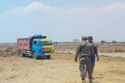 Satpol PP Gresik Hentikan Aktivitas Pengurukan di Duduksampeyan Diduga Tak Berizin