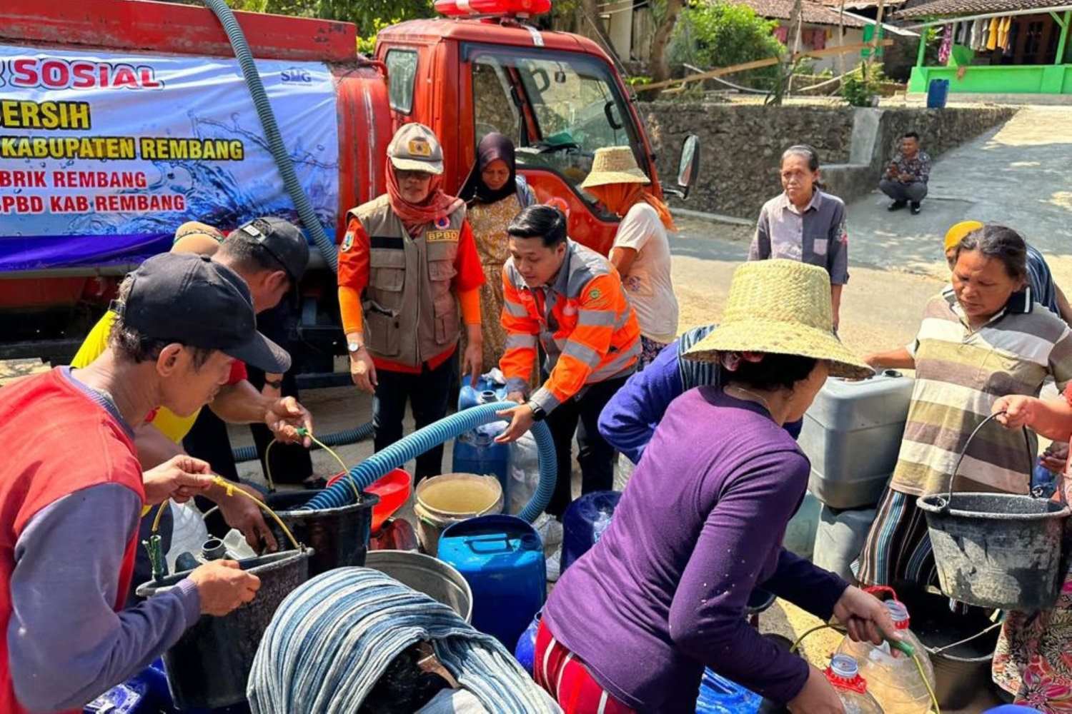 Kemarau Panjang, SIG Bantu Masyarakat Air Bersih 906 Ribu Liter