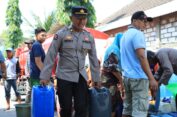 Sambut HUT Humas Polri, Polres Gresik Droping Air Bersih ke Masyarakat Terdampak Kekeringan