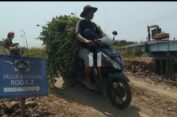 Tak Ada Jembatan Darurat Layak, Warga Keluhkan Proyek Rehabilitasi Jembatan Lundo Gresik