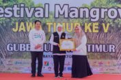 Dukung Pelestarian Ekosistem Mangrove, Pemkab Gresik Terima Penghargaan dari Gubernur