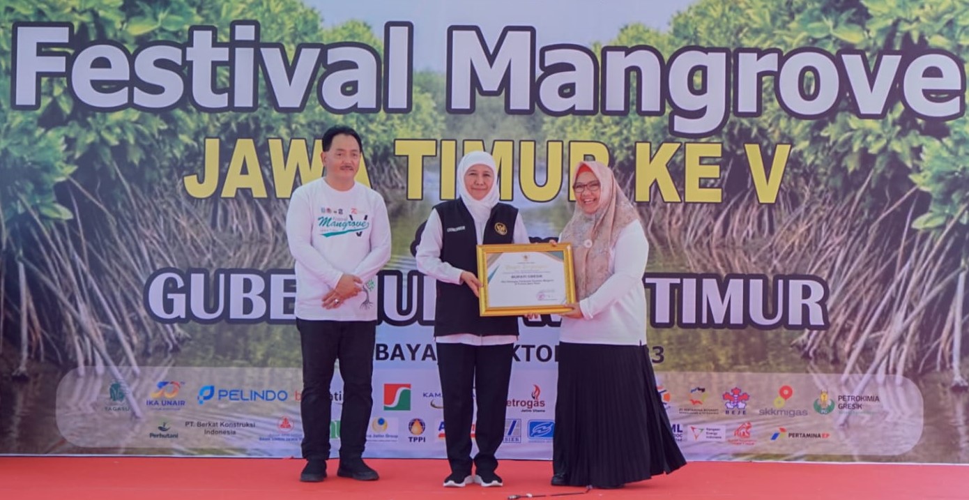Dukung Pelestarian Ekosistem Mangrove, Pemkab Gresik Terima Penghargaan dari Gubernur