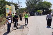 Tilik Tetangga Pindahan, Sekeluarga Terlibat Kecelakaan di Gresik
