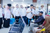Pantau MPP Gresik. Dirjen Dukcapil Kemendagri Serahkan 2.000 Keping Blanko e-KTP