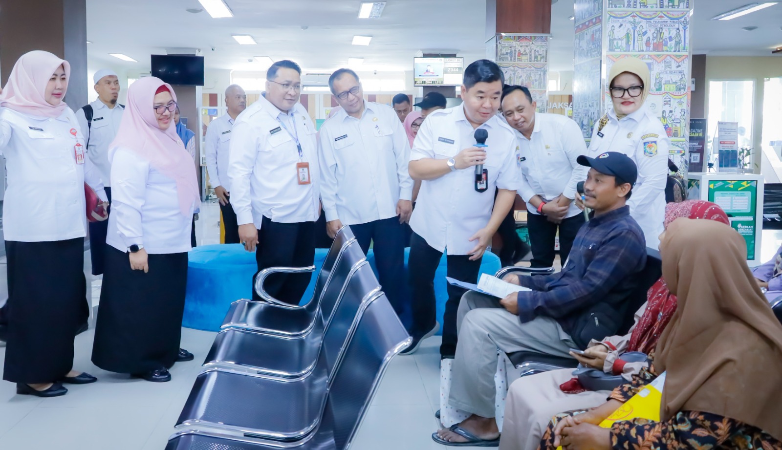 Pantau MPP Gresik. Dirjen Dukcapil Kemendagri Serahkan 2.000 Keping Blanko e-KTP