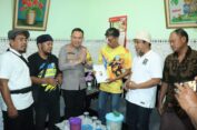 Kapolres Gresik Bersama Pentolan Ultras Jenguk Korban Bentrok di Gejos
