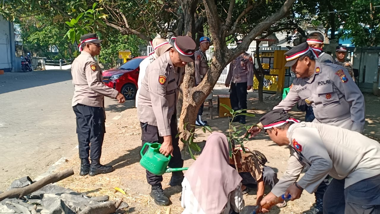 Rakorbin SDM dan PNS Polri di Gresik, Diisi Bhakti Kesehatan dan Penanaman Pohon