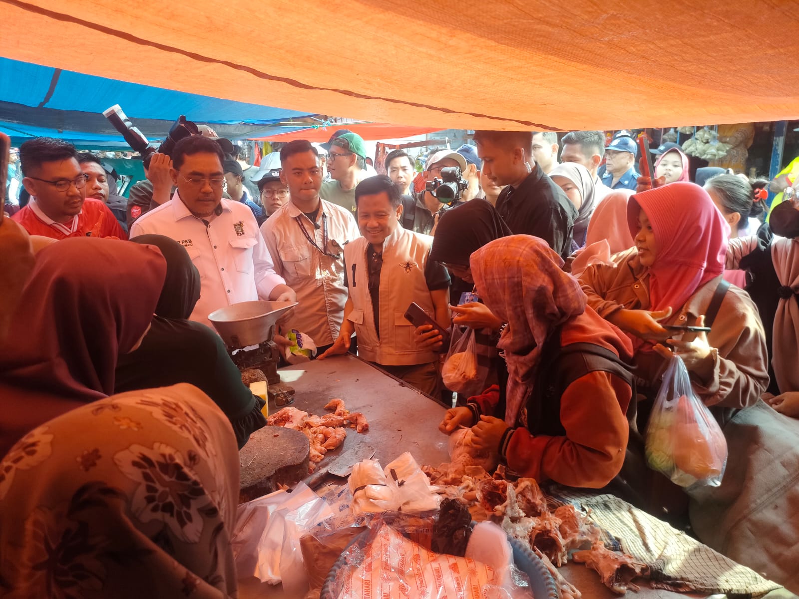 Sidak ke Pasar Menganti, Cawapres Muhaimin Disambati Banyak Harga Naik