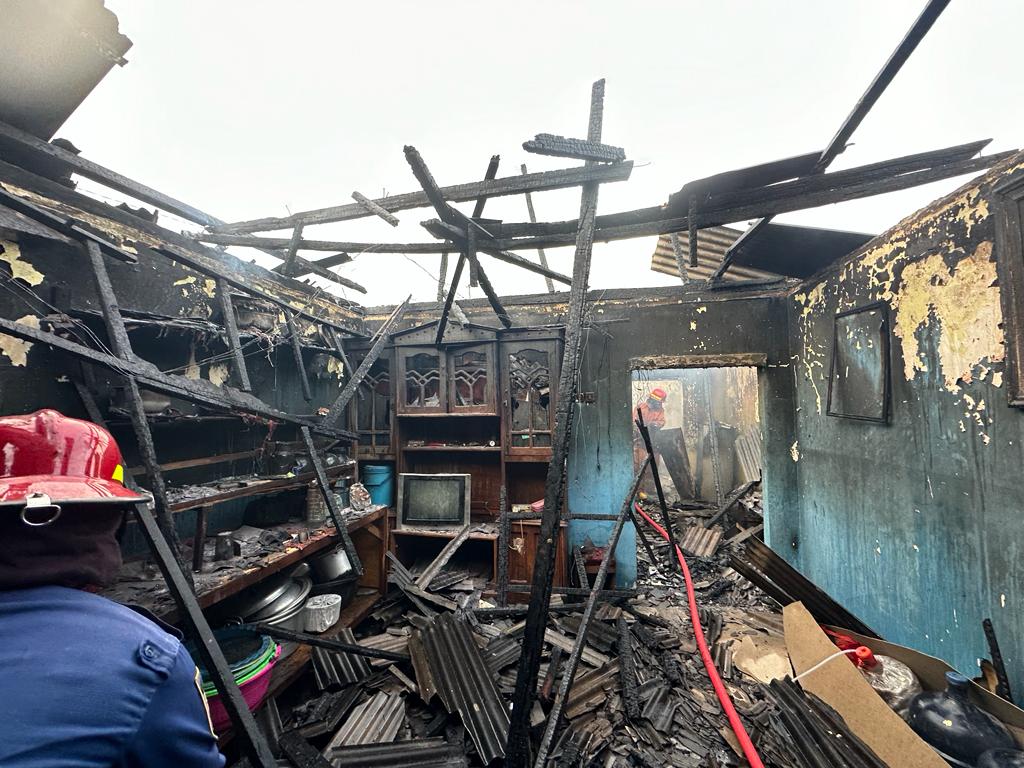 Konsleting Listik, 2 Rumah di Gresik Ludes Terbakar