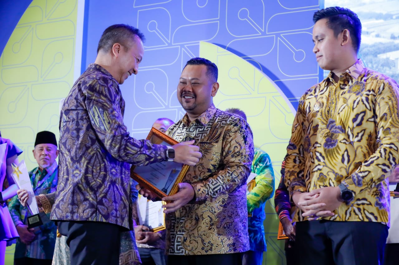 Kemenperin RI Beri Penghargaan Pemkab Gresik Terbaik Peruntukan Kawasan Industri