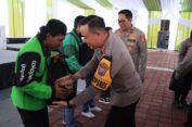 Ciptakan Situasi Kondusif Jelang Pemilu 2024, Korbinmas Baharkam Polri Bakti Sosial Bagi Sembako di Gresik