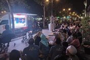 Bawa Genderang Sambil Teriakkan Yel-yel, Pendukung Capres Prabowo Penuh Semangat Nobar Debat