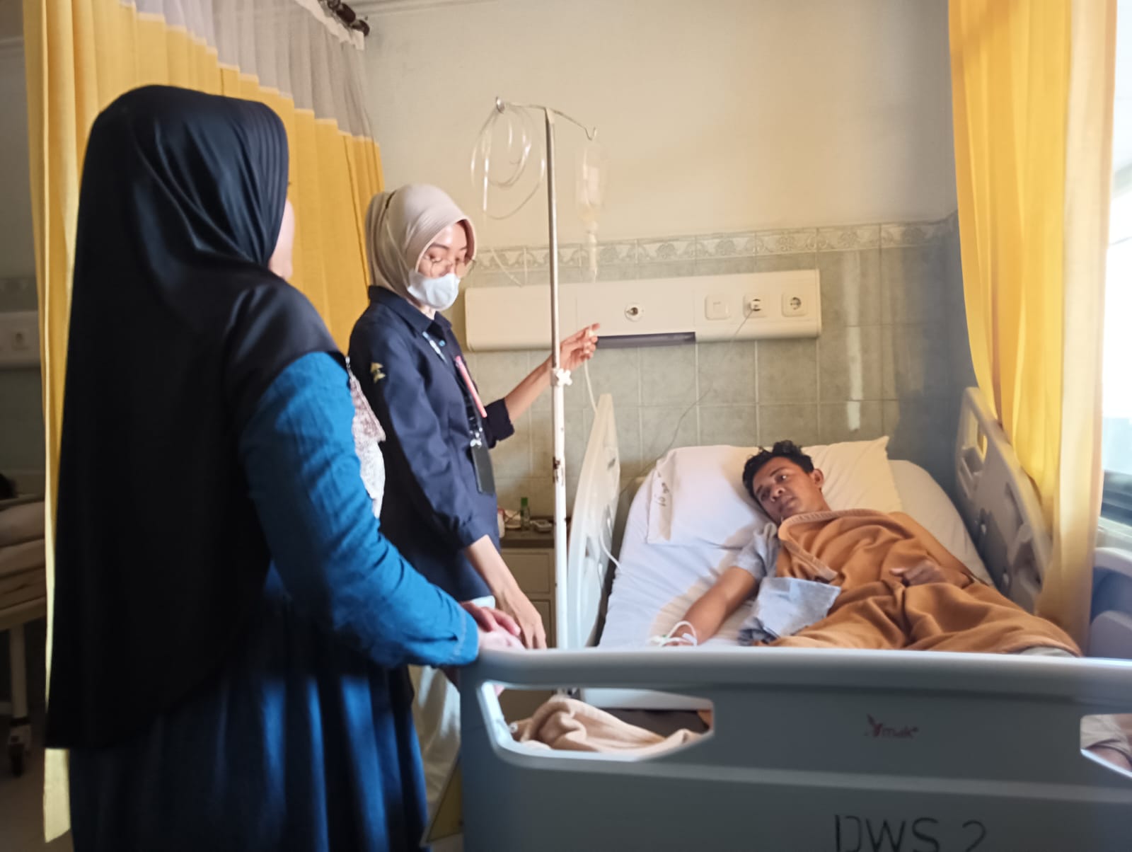 Pemotor di Gresik Dirawat di Rumah Sakit Setelah Tertimpa APK Caleg Golkar Ambruk