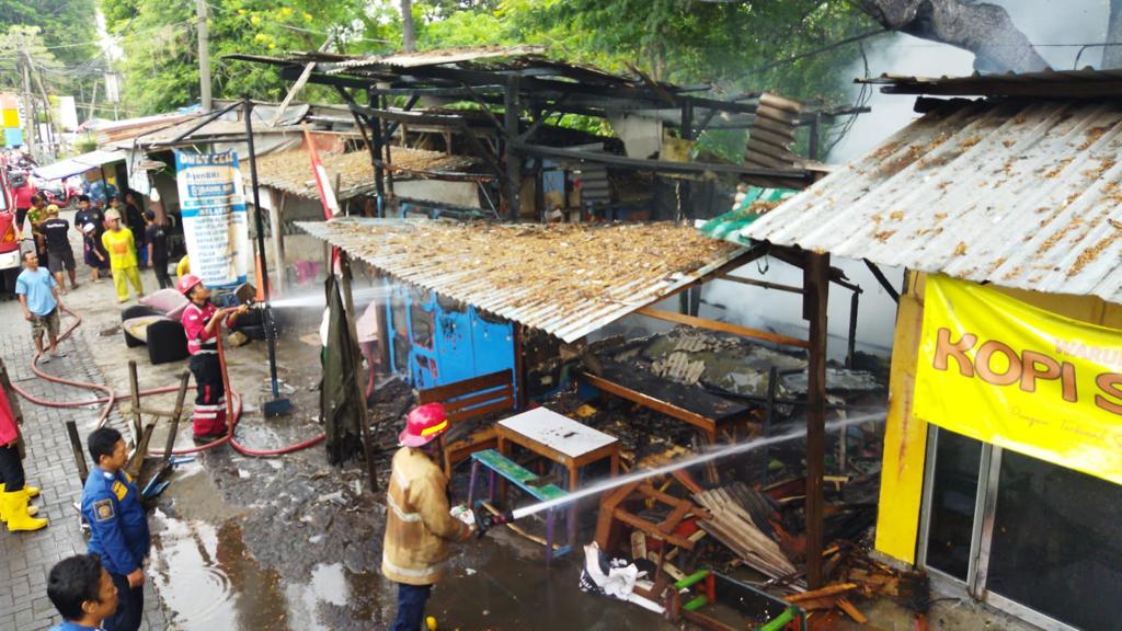 Gara-gara Obat Nyamuk, Warung Sembako dan Warkop di Gresik Hangus Terbakar