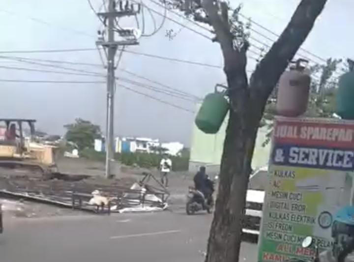 Papan Reklame Perumahan Roboh Timpa Pemotor di Gresik, Dewan Desak Cek Kelaikannya