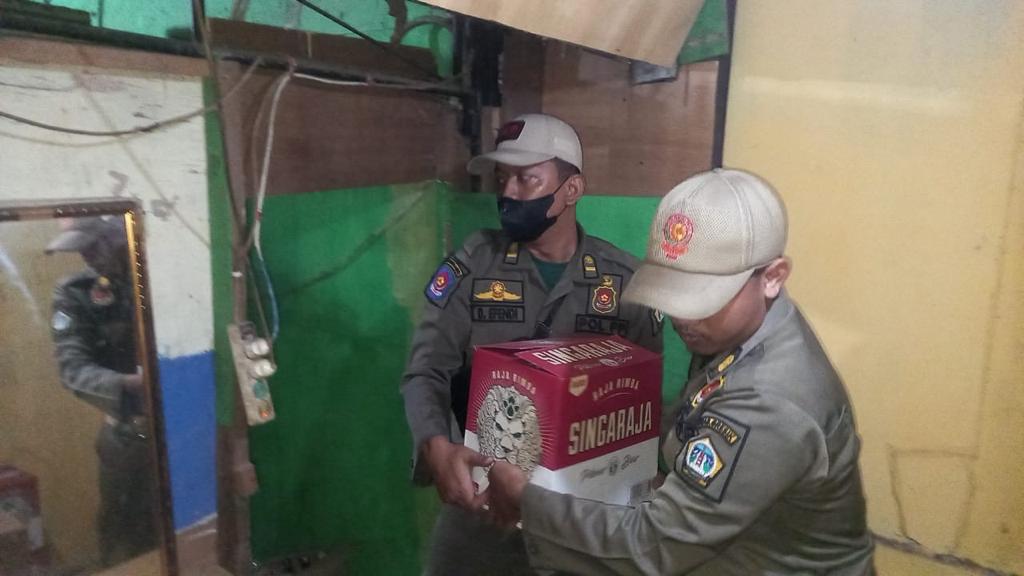 Satpol PP Gresik Sita Ratusan Miras dari Warung dan Garuk Puluhan Anak Punk  Ngamen di Bandar Grisse