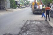 Musim Penghujan, URC DPUTR Gresik Sisir Jalan Rusak untuk Ditambal
