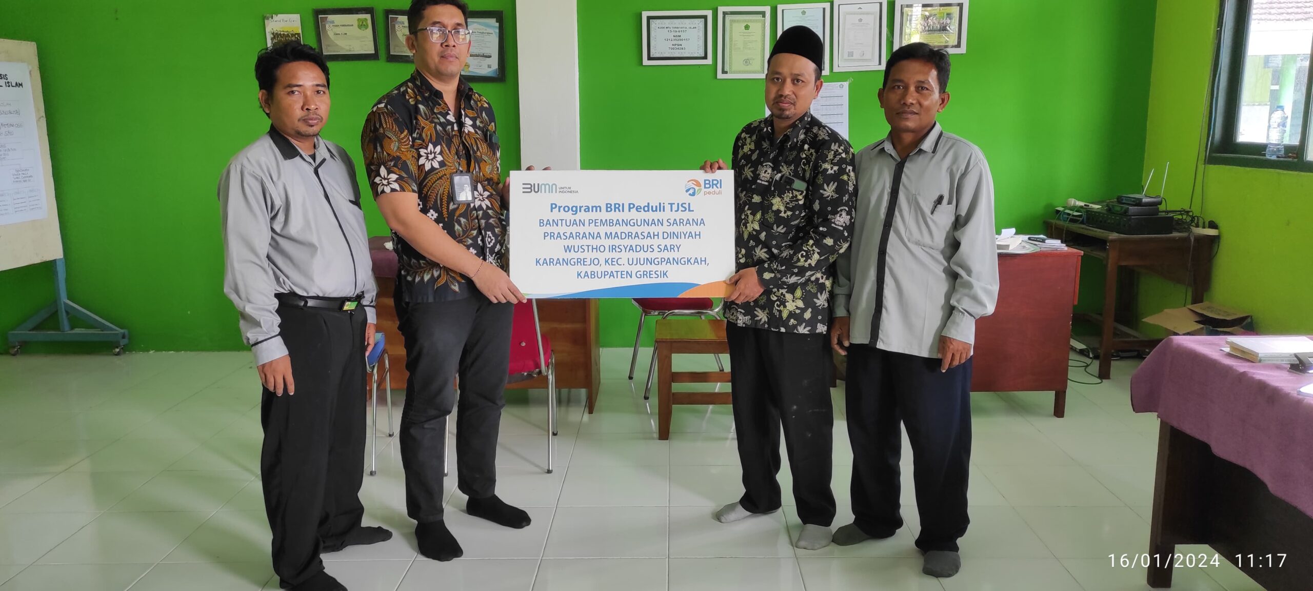 Dukung Pendidikan Di Gresik, BRI Bantu Renovasi Madin Rp 50 Juta