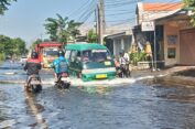 Banjir Lumpuhkan Akses Transportasi Umum di Gresik