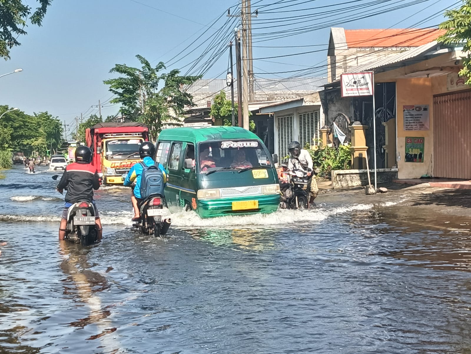 Banjir Lumpuhkan Akses Transportasi Umum di Gresik
