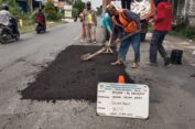 Tim URC DPUTR Gresik Perbaiki Jalan Mayjend Sungkono yang Rusak Berat