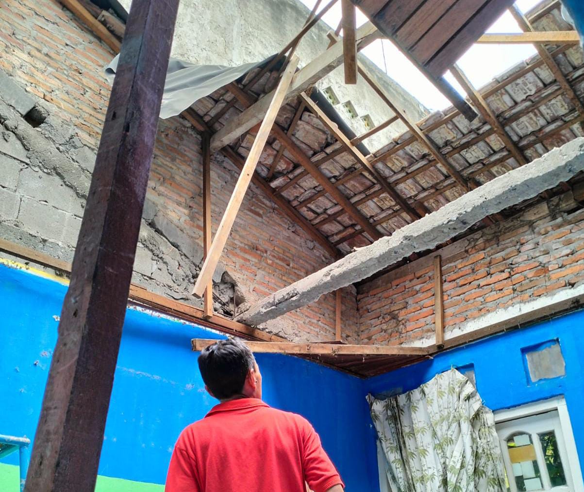 BPBD Gresik Bantu Warga yang Atap Rumahnya Ambruk
