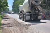 Banyak Lubang dan Rusak, Jalan Mayjend Sungkono Rawan Kecelakaan di Gresik