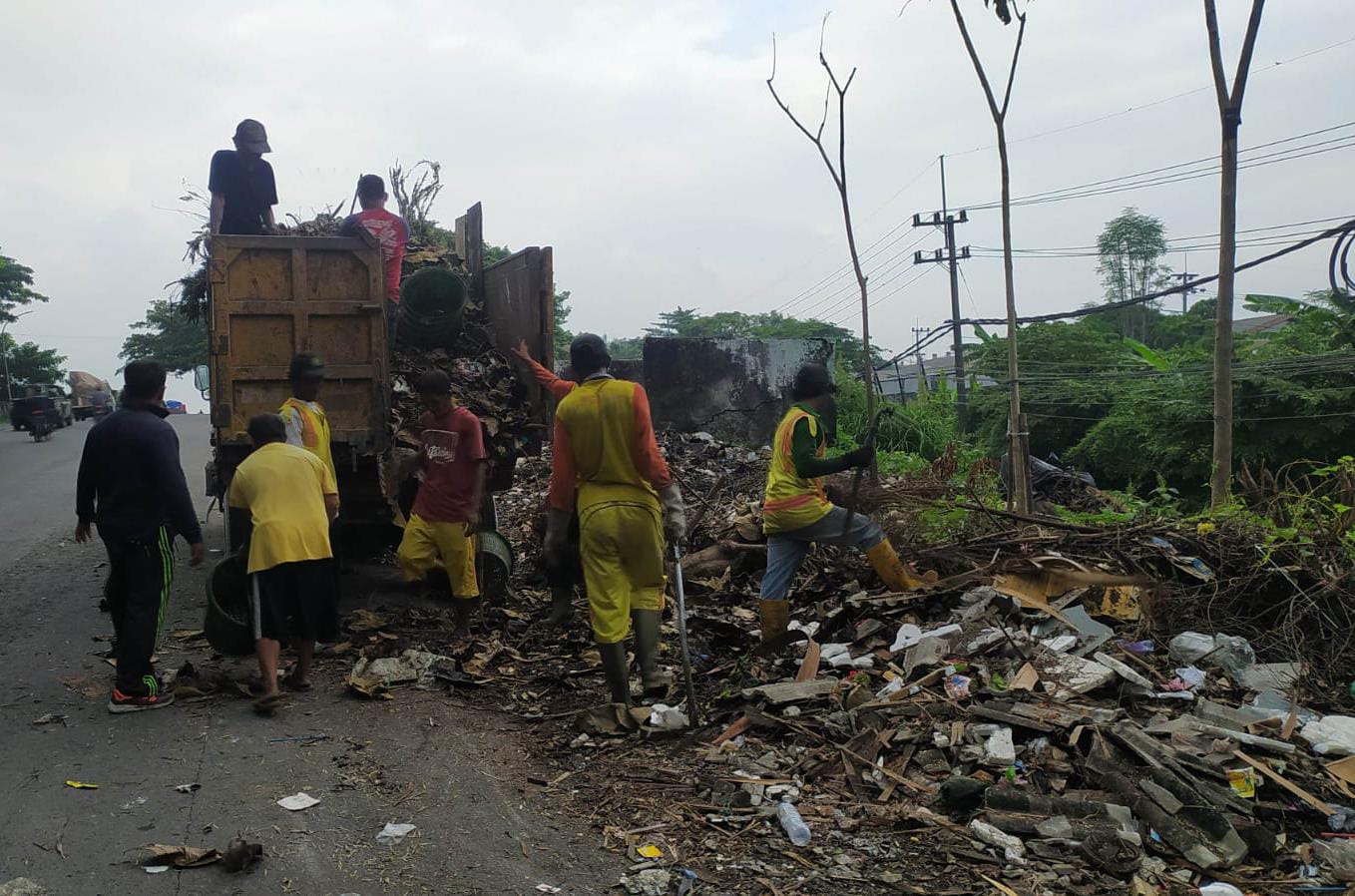 Kinerjanya Disorot, DLH Gresik Gercep Angkuti Sampah di TPS Prambangan yang Meluber